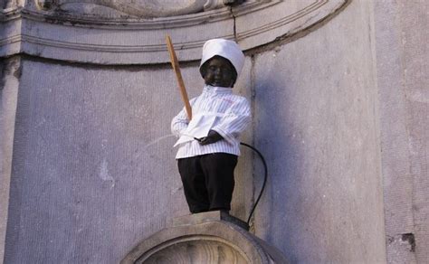 niños haciendo pipi en un arbol|Descubre la curiosa historia del Manneken Pis de。